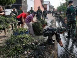 Satgas TMMD ke-129 Kodim dan Warga Bahu-Membahu Bersihkan Saluran Air di Talang Jambe