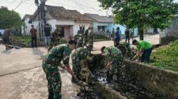 Bahu Membahu Bersihkan Parit, Satgas TMMD 129 Perkuat Kemanunggalan dengan Warga