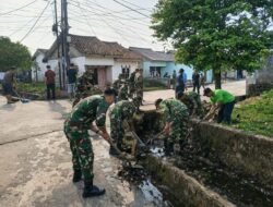 Bahu Membahu Bersihkan Parit, Satgas TMMD 129 Perkuat Kemanunggalan dengan Warga