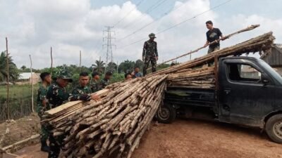 Bawah Terik Matahari, Satgas TMMD ke129 dan Warga Angkut Ribuan Gelam untuk Jalan 750 Meter