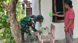 Dinding Rumah Mulai Dihaluskan, RTLH Milik Suwarni Segera Rampung Direhab Satgas TMMD 129 Kodim 0418/Palembang