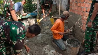 Gotong Royong TNI-Warga Percepat Rampungkan Dapur dan WC Rumah Fernando di TMMD Ke-129