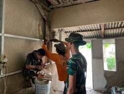 Pemasangan Instalasi Listrik Jadi Penanda Rehab Rumah Fernando TMMD Ke-129 Kodim 0418/Palembang Segera Rampung