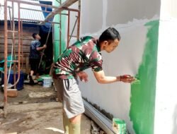Terus Berlanjut Pengecatan Rumah Ibu Sriyanti, Satgas TMMD ke-129 Kodim 0418/Palembang Kebut Penyelesaian
