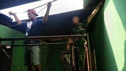 TMMD Ke-129 Kodim 0418/Palembang Pacu Rehab RTLH, Pemasangan Atap Fiber Rumah Pak Karyo Dikebut