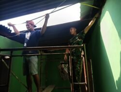TMMD Ke-129 Kodim 0418/Palembang Pacu Rehab RTLH, Pemasangan Atap Fiber Rumah Pak Karyo Dikebut