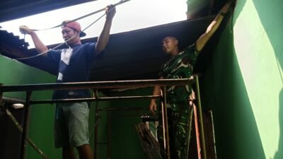 TMMD Ke-129 Kodim 0418/Palembang Pacu Rehab RTLH, Pemasangan Atap Fiber Rumah Pak Karyo Dikebut