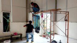 Pemasangan Partisi dan Finishing Dinding Tandai Progres RTLH Ibu Sriyanti di TMMD Ke-129 Kodim 0418/Palembang