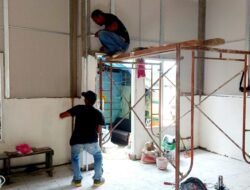 Pemasangan Partisi dan Finishing Dinding Tandai Progres RTLH Ibu Sriyanti di TMMD Ke-129 Kodim 0418/Palembang