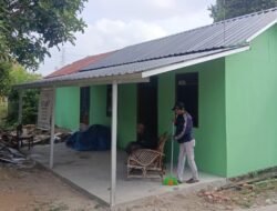 Pembersihan Akhir Rehab RTLH TMMD Kodim 0418/Palembang Jadi Penanda Rumah Bapak Karyo Segera Siap Dihuni