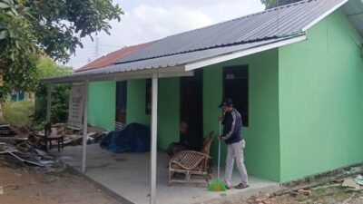 Pembersihan Akhir Rehab RTLH TMMD Kodim 0418/Palembang Jadi Penanda Rumah Bapak Karyo Segera Siap Dihuni
