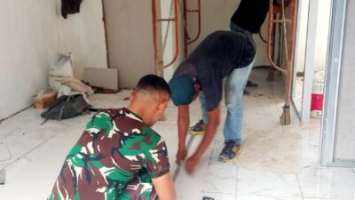 TMMD Ke-129 Kodim 0418/Palembang, Rehab Rumah Ibu Sriyanti Masuk Tahap Pemasangan Plafon dan Kusen