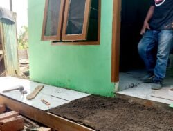Teras RTLH Mulai Dipasang Keramik, Hunian Warga Disiapkan Lebih Nyaman TMMD Kodim 0418/ Palembang 