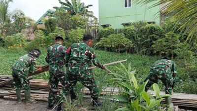 TMMD Pacu Penyelesaian RTLH di Talang Jambe, Satgas Kodim 0418/Palembang Bersihkan Area Rumah Penerima Bantuan