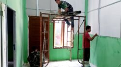 Jelang Rampung, Satgas TMMD Ke-129 Kodim 0418/Palembang Kebut Finishing Rumah Ibu Sriyanti di Sako