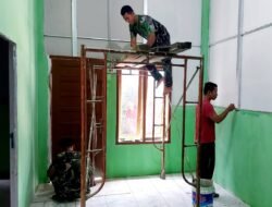 Jelang Rampung, Satgas TMMD Ke-129 Kodim 0418/Palembang Kebut Finishing Rumah Ibu Sriyanti di Sako