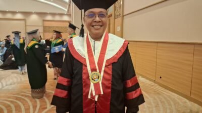 Usai Wisuda, Suparman Romans Tegaskan Gelar Akademik Bukan Akhir Perjuangan