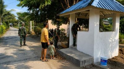 Foto : Personel Satgas TMMD ke-129 Kodim 0418/Palembang melaksanakan pelamiran dinding dan pembersihan area pembangunan pos kamling di Kelurahan Talang Jambe, Kecamatan Sukarami, Palembang, Sabtu (1/8/2026).
