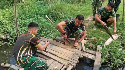 Akses Rumah Warga Jadi Prioritas, Satgas TMMD Kodim 0418/Palembang Perbaiki Jembatan Rumah Ibu Suwarni
