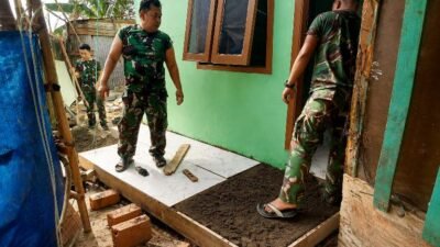 Satgas TMMD Ke-129 Kodim 0418/Palembang Tuntaskan Pemasangan Keramik Teras RTLH Ibu Sriyanti
