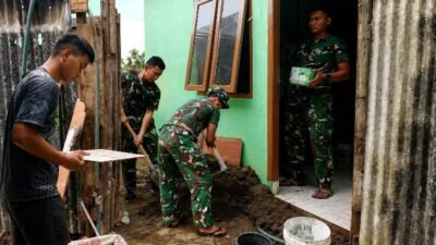 Pemasangan Keramik Jadi Penanda Rehab RTLH TMMD Kodim 0418/Palembang Masuki Tahap Akhir