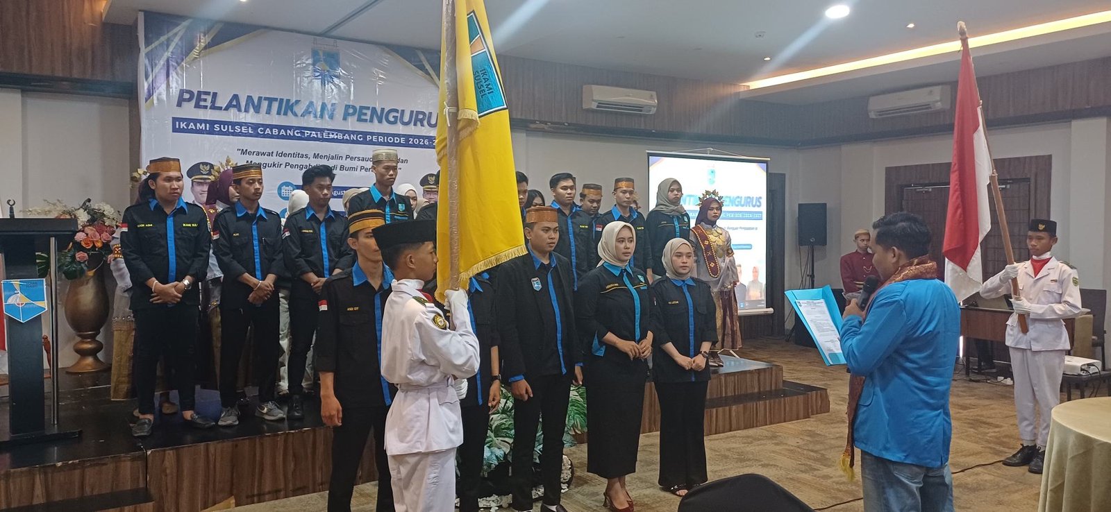 Foto: Ketua Umum Bidang OKK PB IKAMI Sulsel Miftahul Awal Rahman melantik pengurus IKAMI Sulsel Cabang Palembang periode 2026–2027 di Hayo Hotel Palembang, Sabtu (8/8/2026).