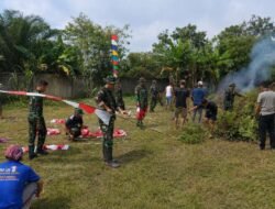 Jelang HUT ke-81 RI, Satgas TMMD Kodim 0418 /Palembang dan Warga Bersihkan Lapangan Semarak Kemerdekaan