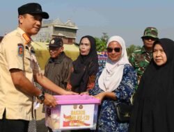 Usai Upacara Penutupan TMMD, TNI Bagikan Bansos Warga Palembang