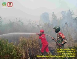 Babinsa Pulo Kerto Sigap Tangani Karhutla, Tiga Hektare Lahan Terbakar