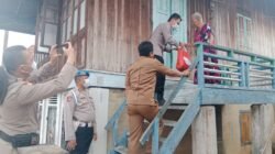 Cegah Karhutla dari Rumah, Polsek Gelumbang Edukasi Warga hingga Salurkan Bansos