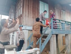 Cegah Karhutla dari Rumah, Polsek Gelumbang Edukasi Warga hingga Salurkan Bansos