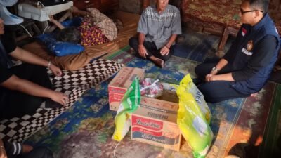 PAC PMPB Salurkan Bantuan untuk Lansia Penderita Stroke di Kertapati