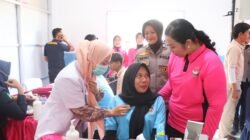 Bhayangkari OKU Timur Periksa Kesehatan Petugas SPPG, Bagikan Masker