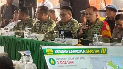 Hadapi Puncak Kemarau, Menkopolkam Cek Kesiapan Satgas Karhutla di Palembang