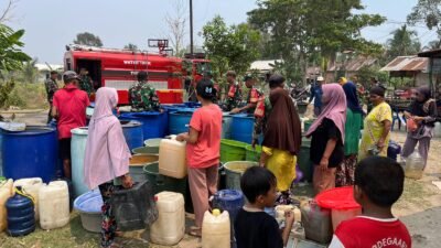 Kodim 0418/Palembang Distribusikan Air Bersih ke Warga Kampung Serang