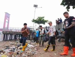 Ratu Dewa Ajak Warga Hentikan Kebiasaan Buang Sampah ke Sungai Musi