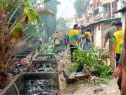 Saluran Air Dipenuhi Sampah dan Rumput, Pemkot Palembang Perkuat Gotong Royong